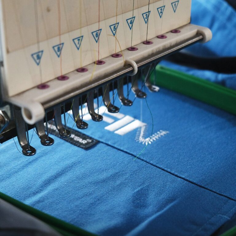 Wearpack Custom Bordir Nama: Personalize Seragam Kerja Perusahaan